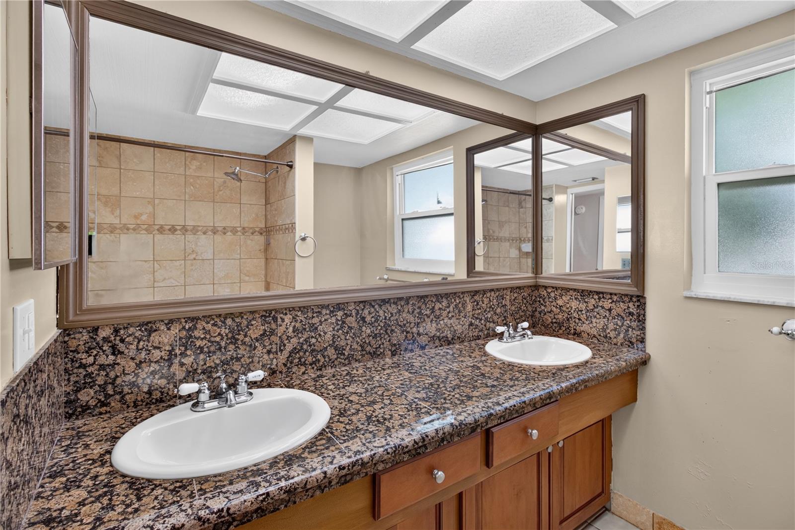 10 LINDEN LN — photo 27