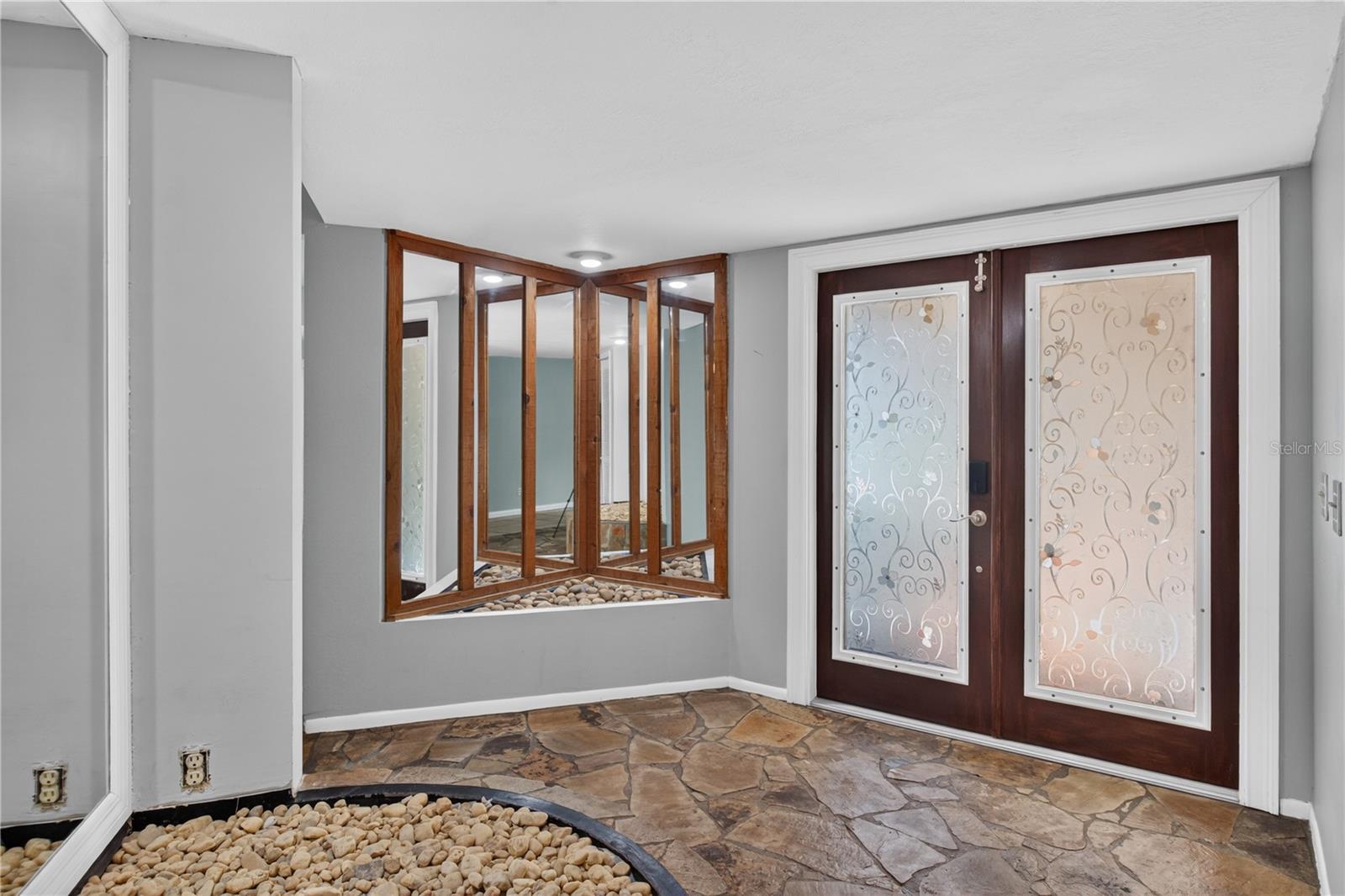 10 LINDEN LN — photo 4