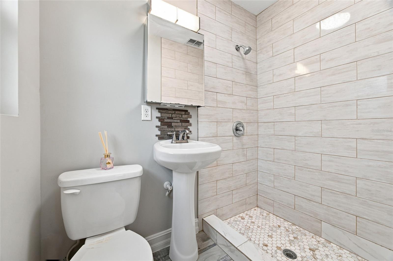 5106 THONOTOSASSA RD — photo 27