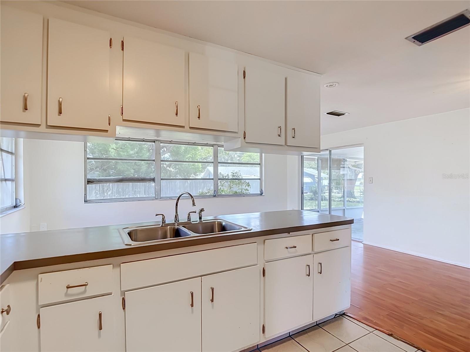 10328 LOQUAT DR — photo 12