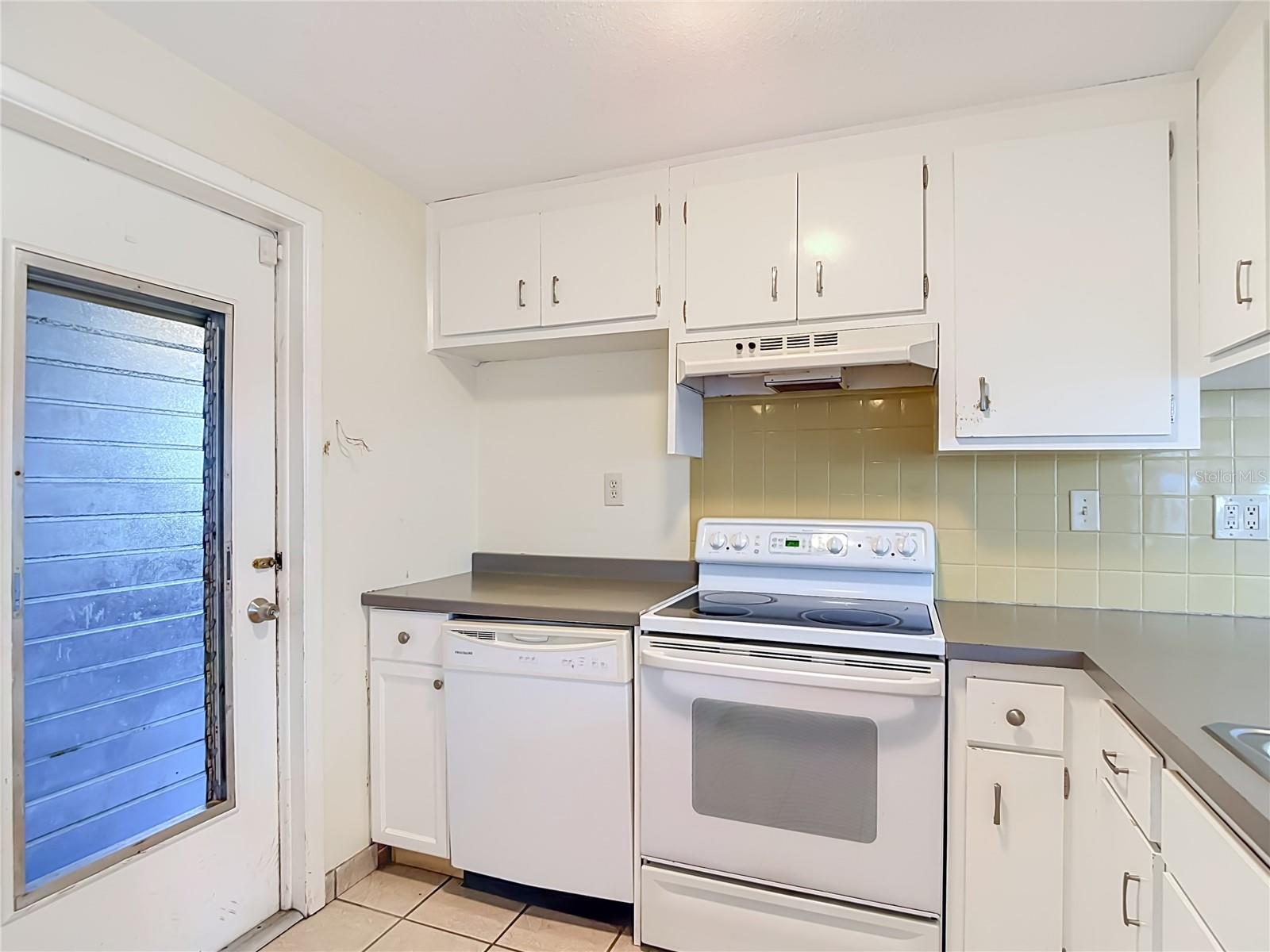 10328 LOQUAT DR — photo 10