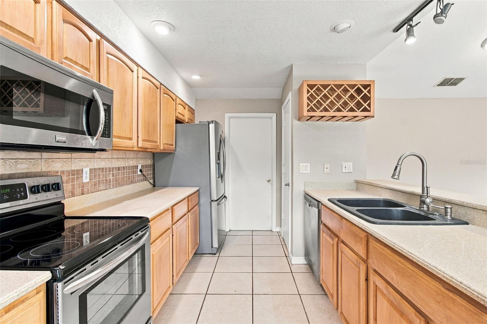 373 FOXCROFT DR E — photo 17