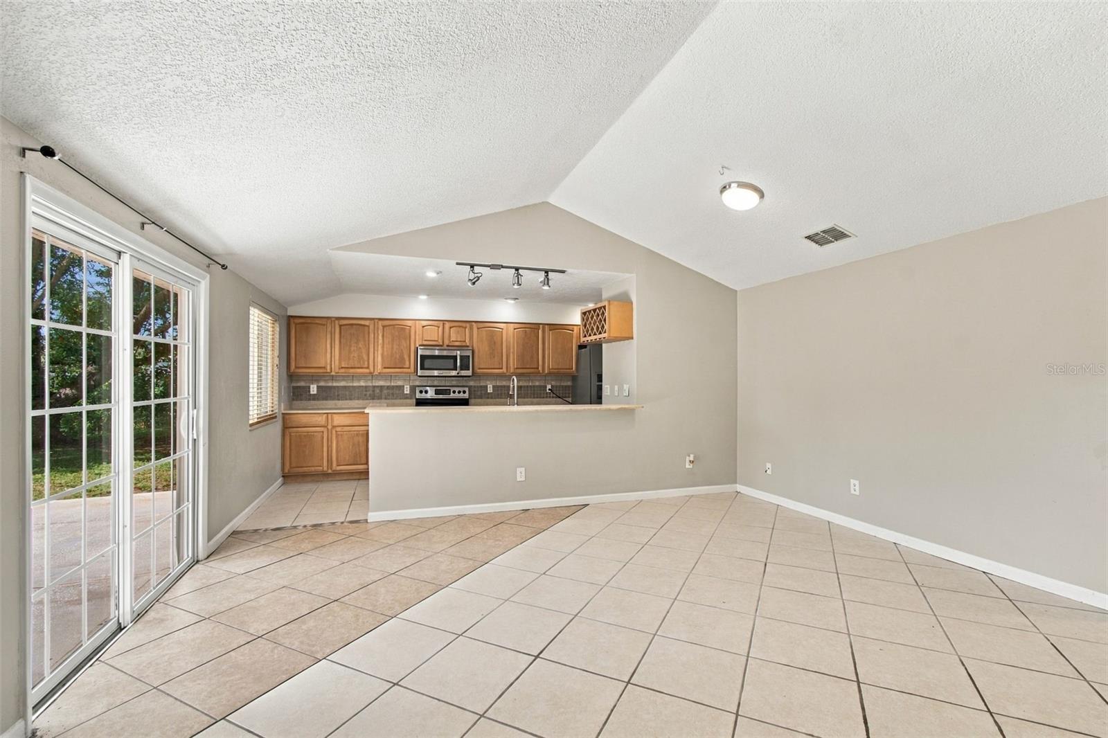 373 FOXCROFT DR E — photo 12