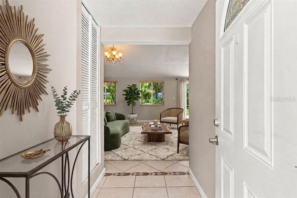 373 FOXCROFT DR E — photo 4