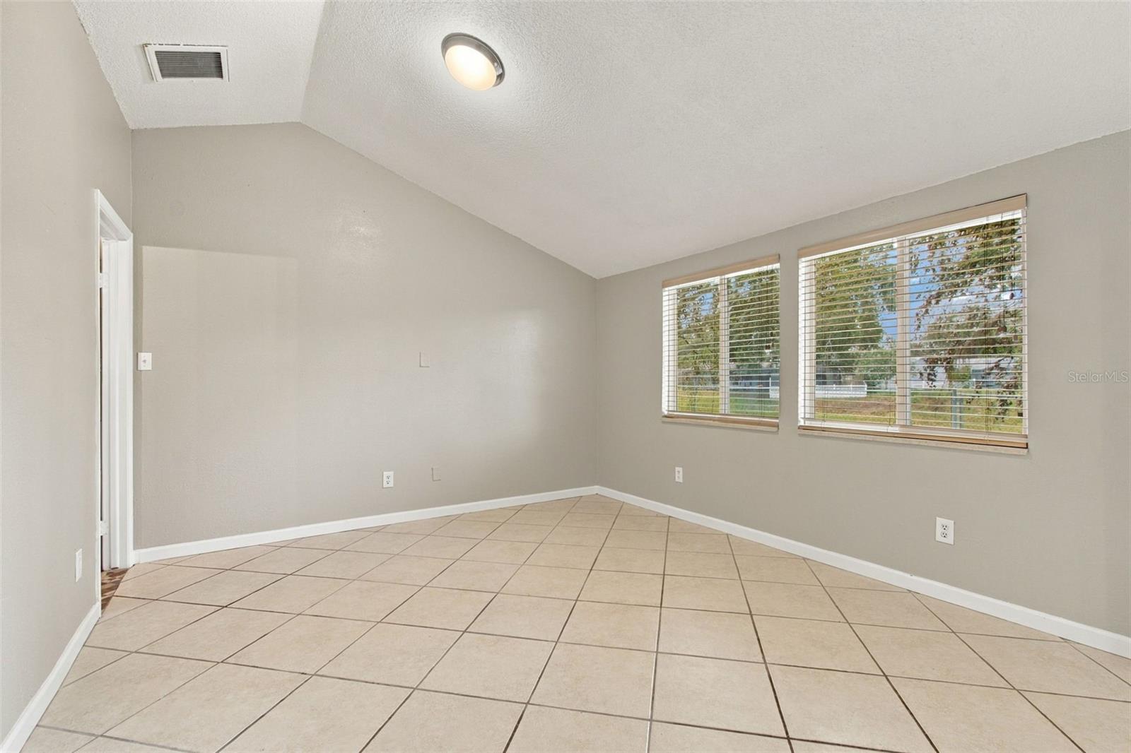 373 FOXCROFT DR E — photo 22