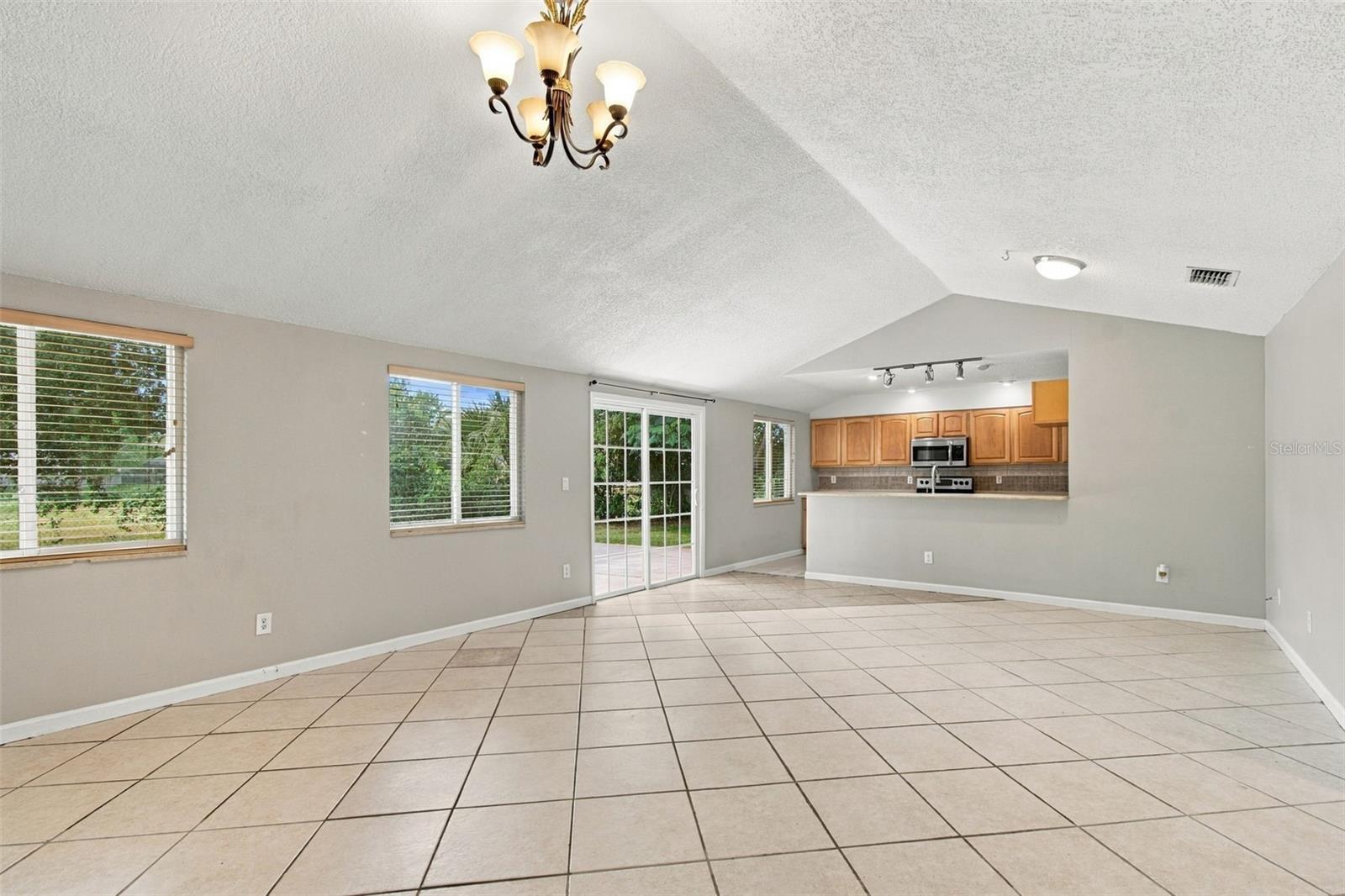 373 FOXCROFT DR E — photo 8