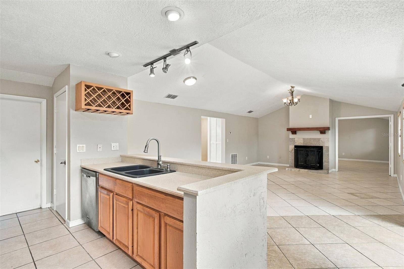 373 FOXCROFT DR E — photo 16