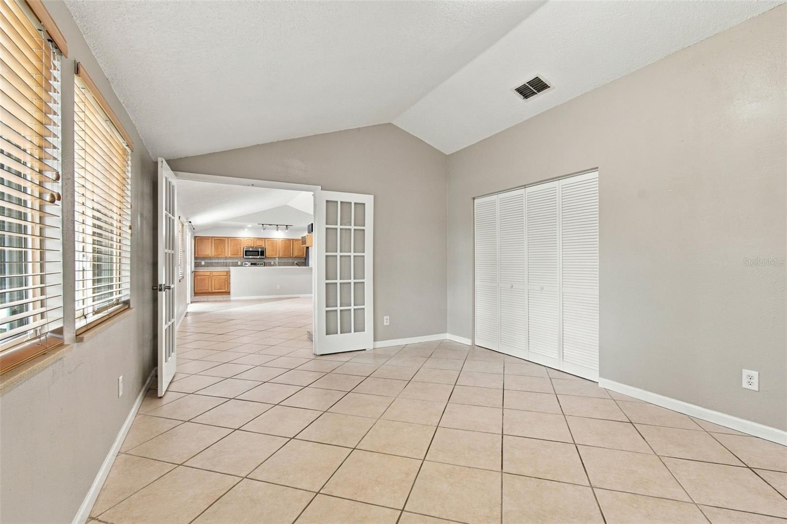 373 FOXCROFT DR E — photo 23