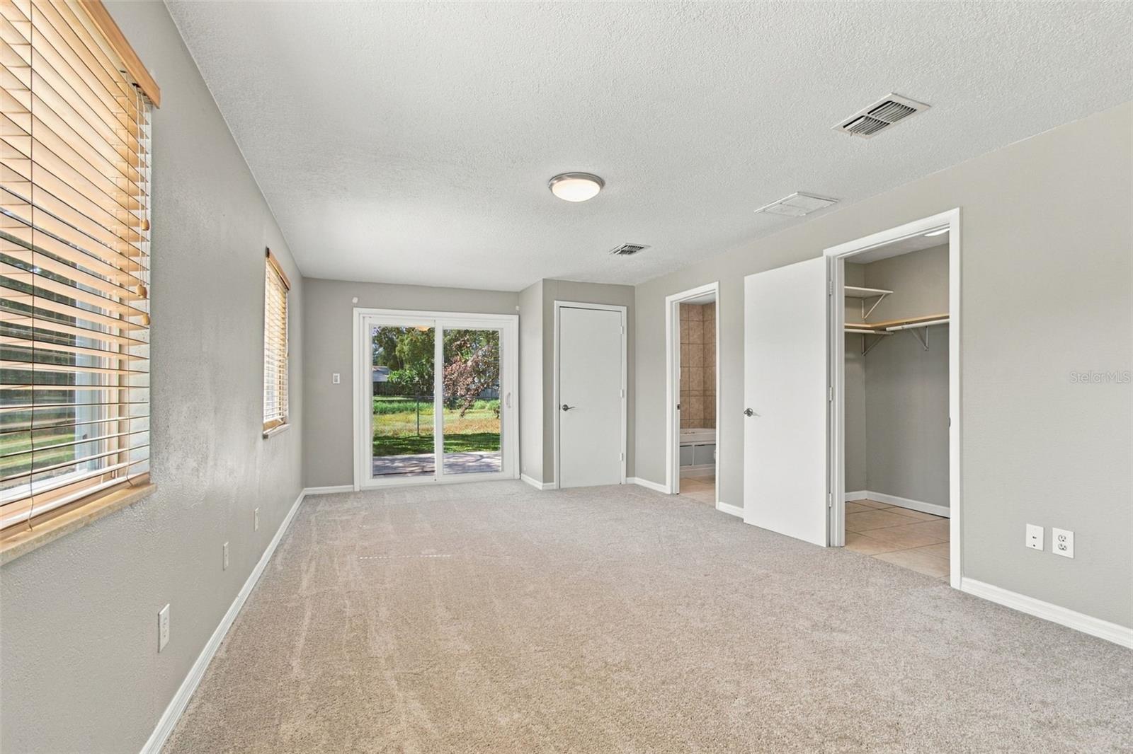 373 FOXCROFT DR E — photo 31