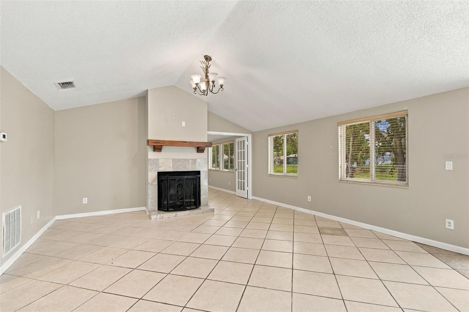 373 FOXCROFT DR E — photo 10