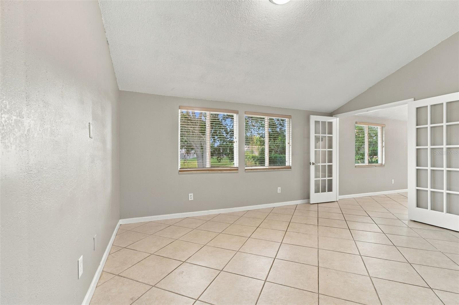 373 FOXCROFT DR E — photo 21