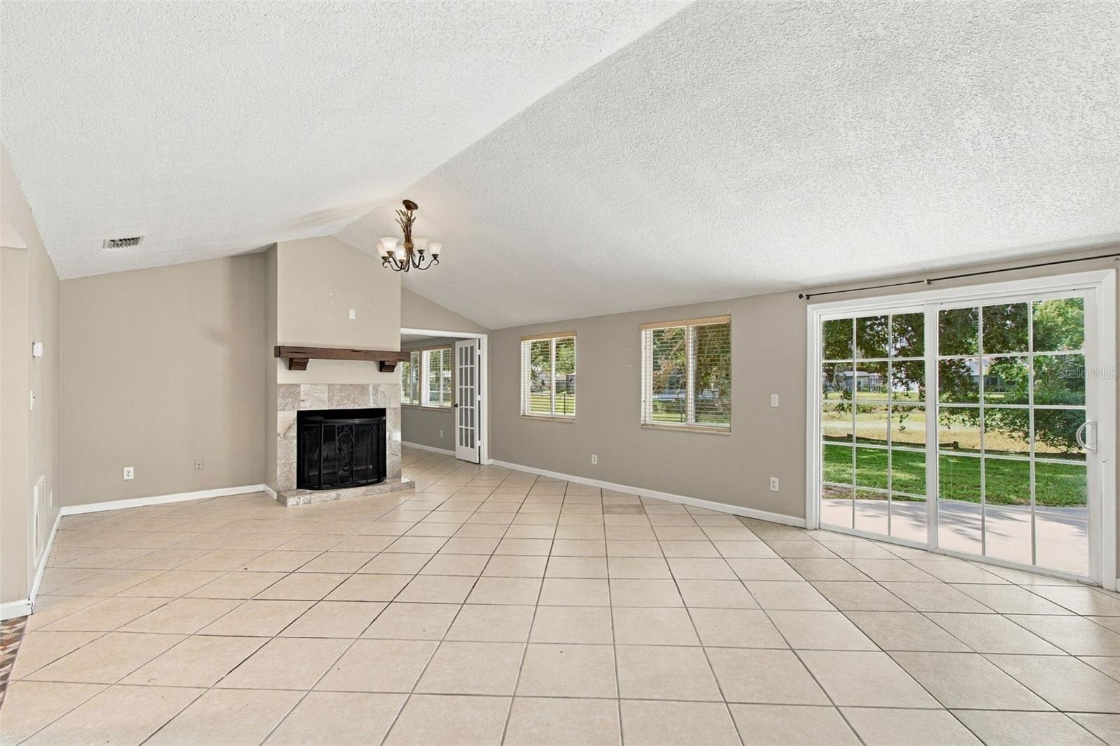 373 FOXCROFT DR E — photo 14