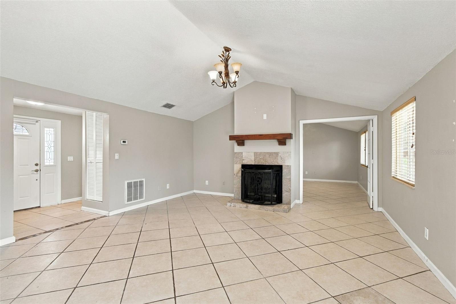 373 FOXCROFT DR E — photo 11