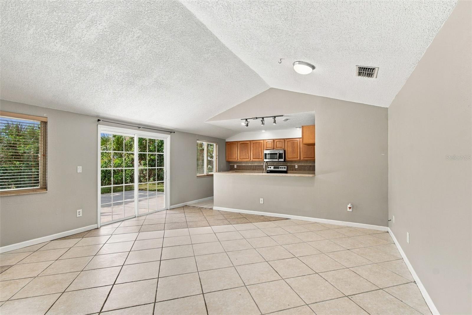 373 FOXCROFT DR E — photo 13