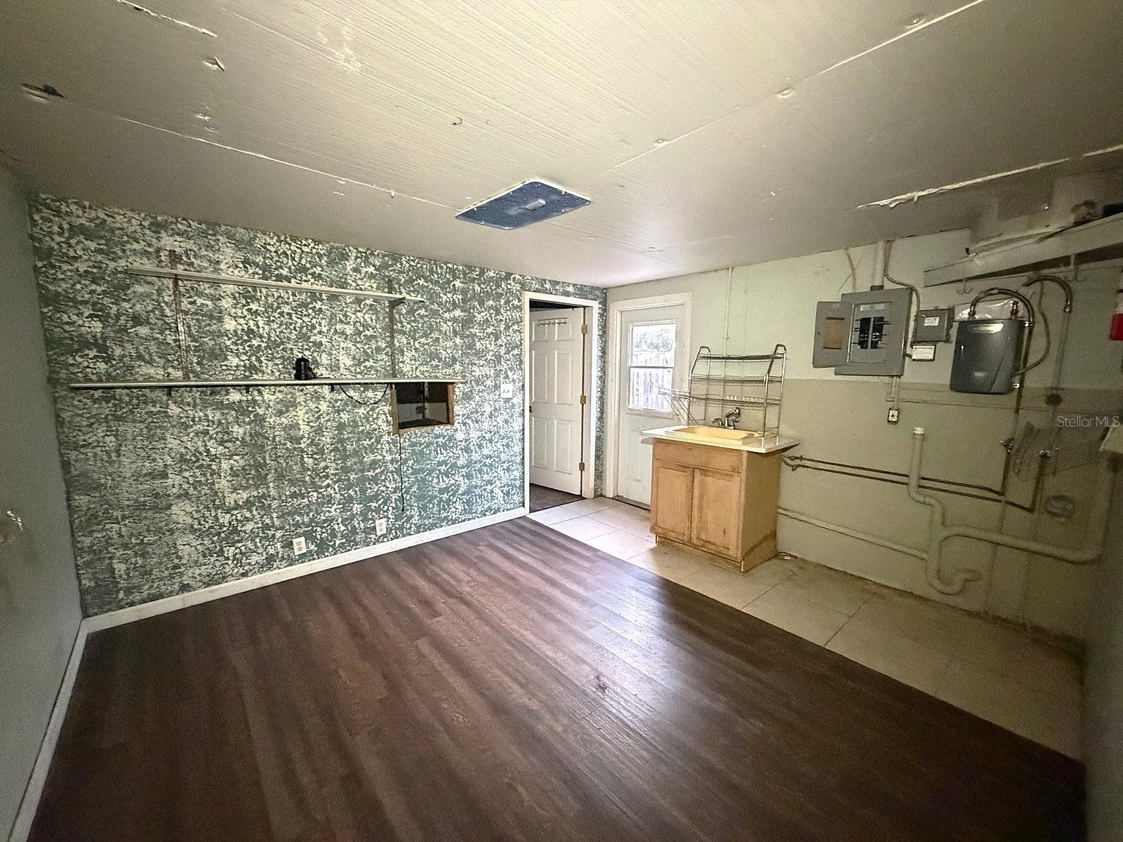 3221 ROXBURY DR — photo 14