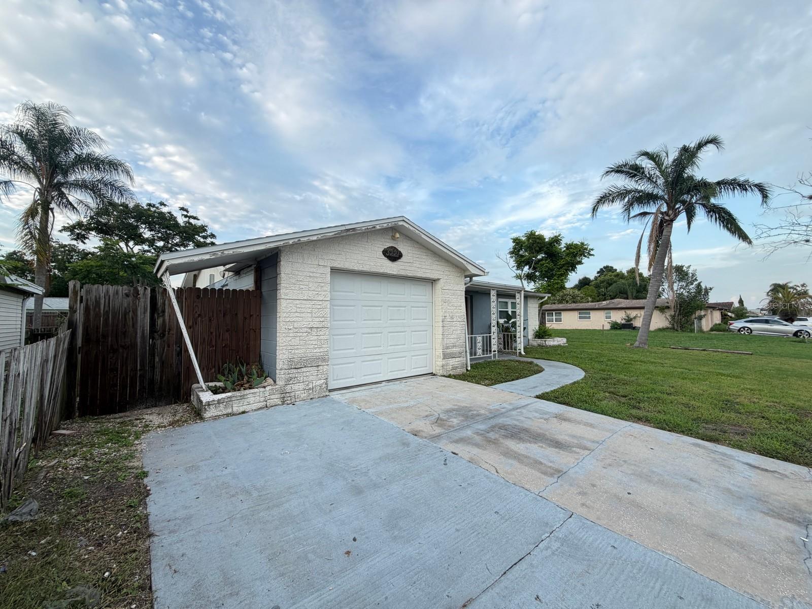 3221 ROXBURY DR — photo 3