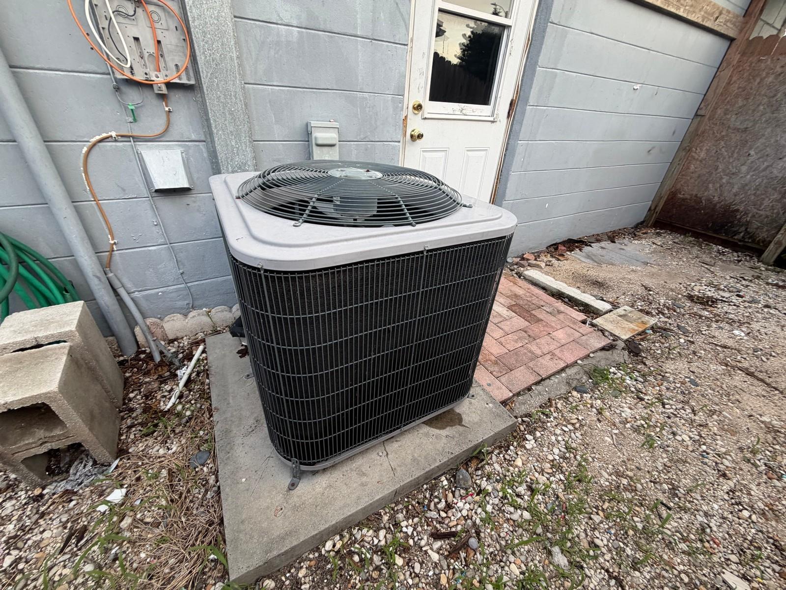 3221 ROXBURY DR — photo 23