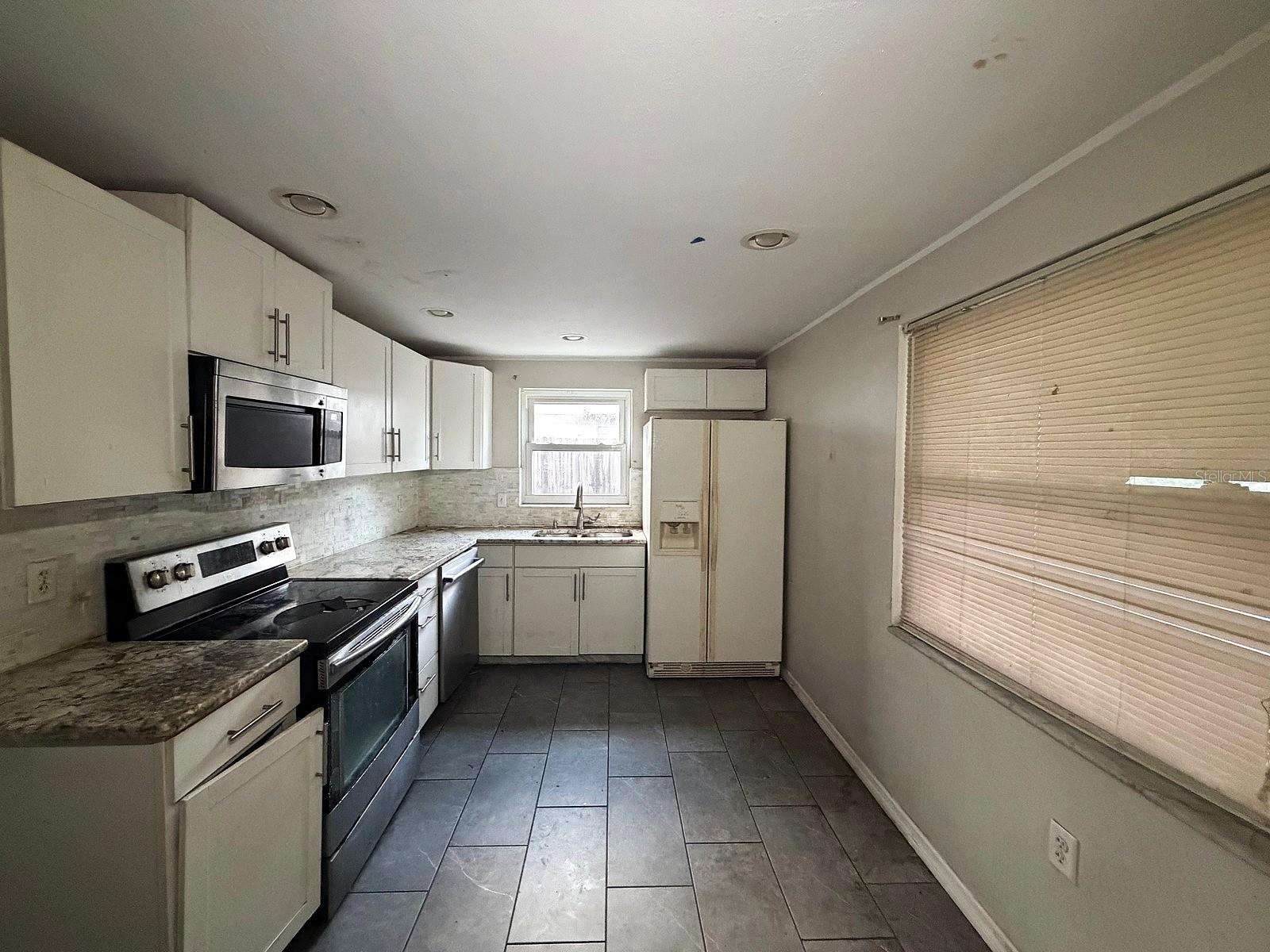 3221 ROXBURY DR — photo 6