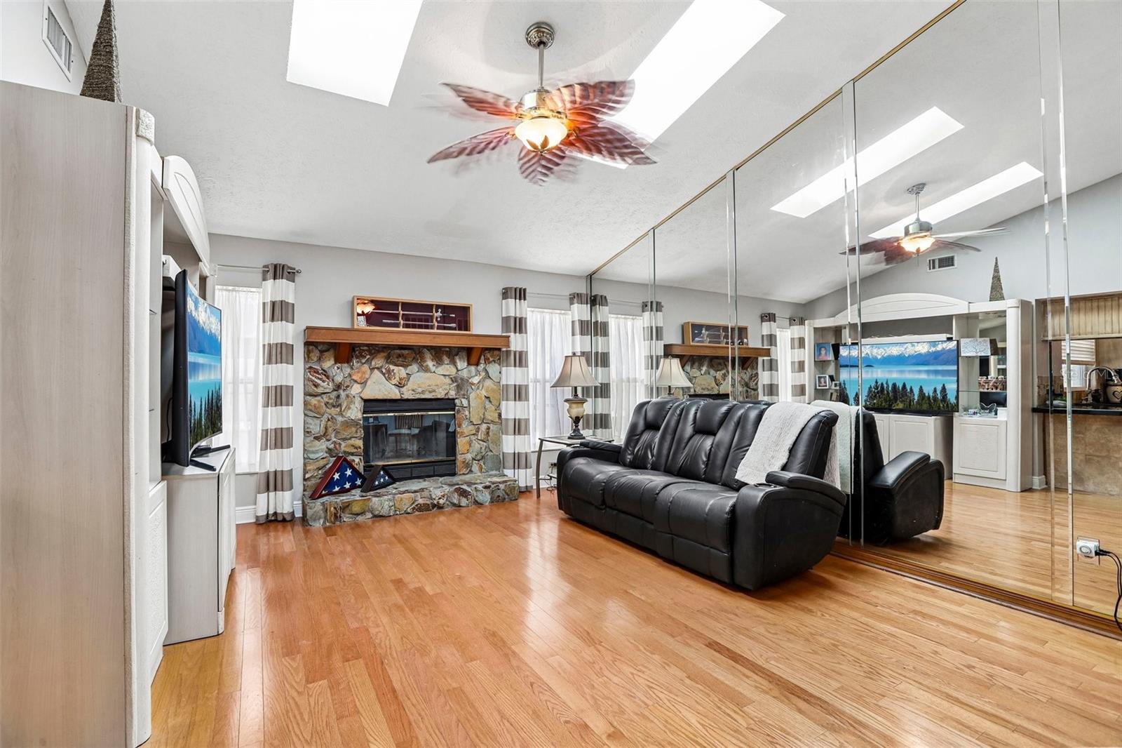 1424 DUMONT DR — photo 15