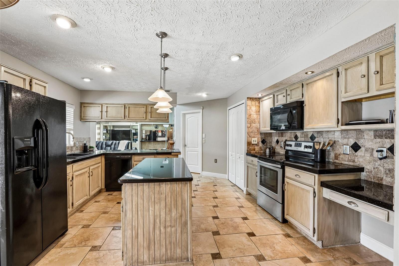 1424 DUMONT DR — photo 11