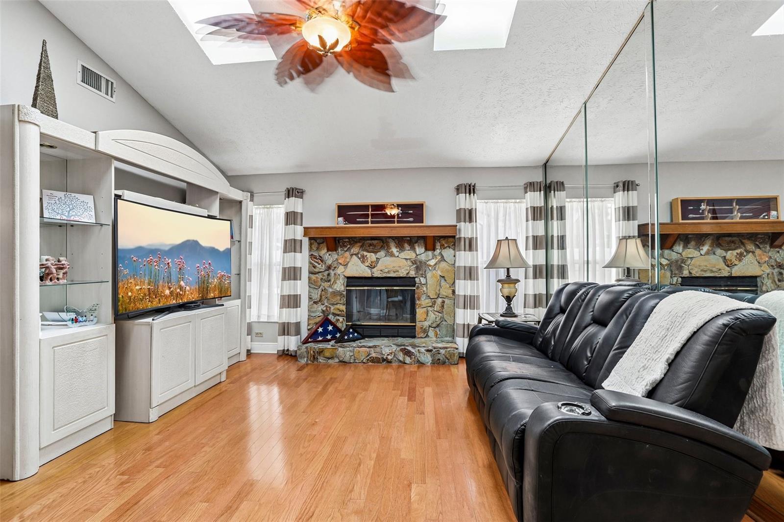 1424 DUMONT DR — photo 16
