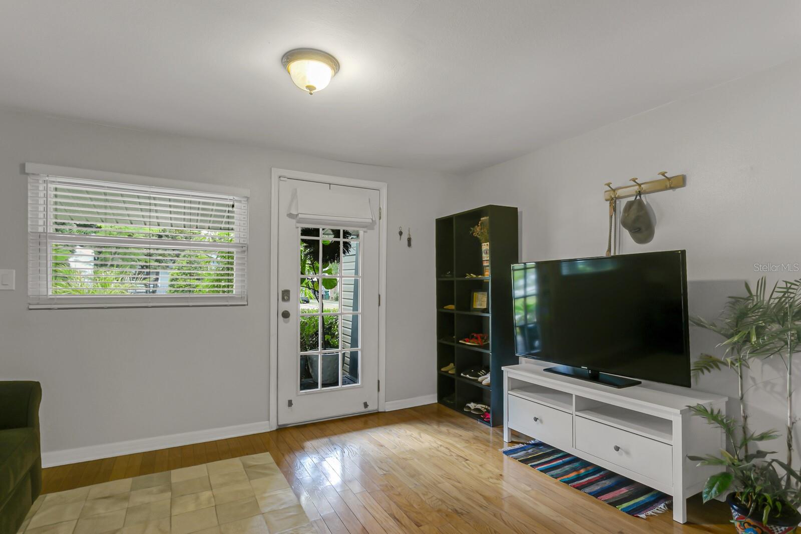 918 W BRADDOCK ST — photo 3