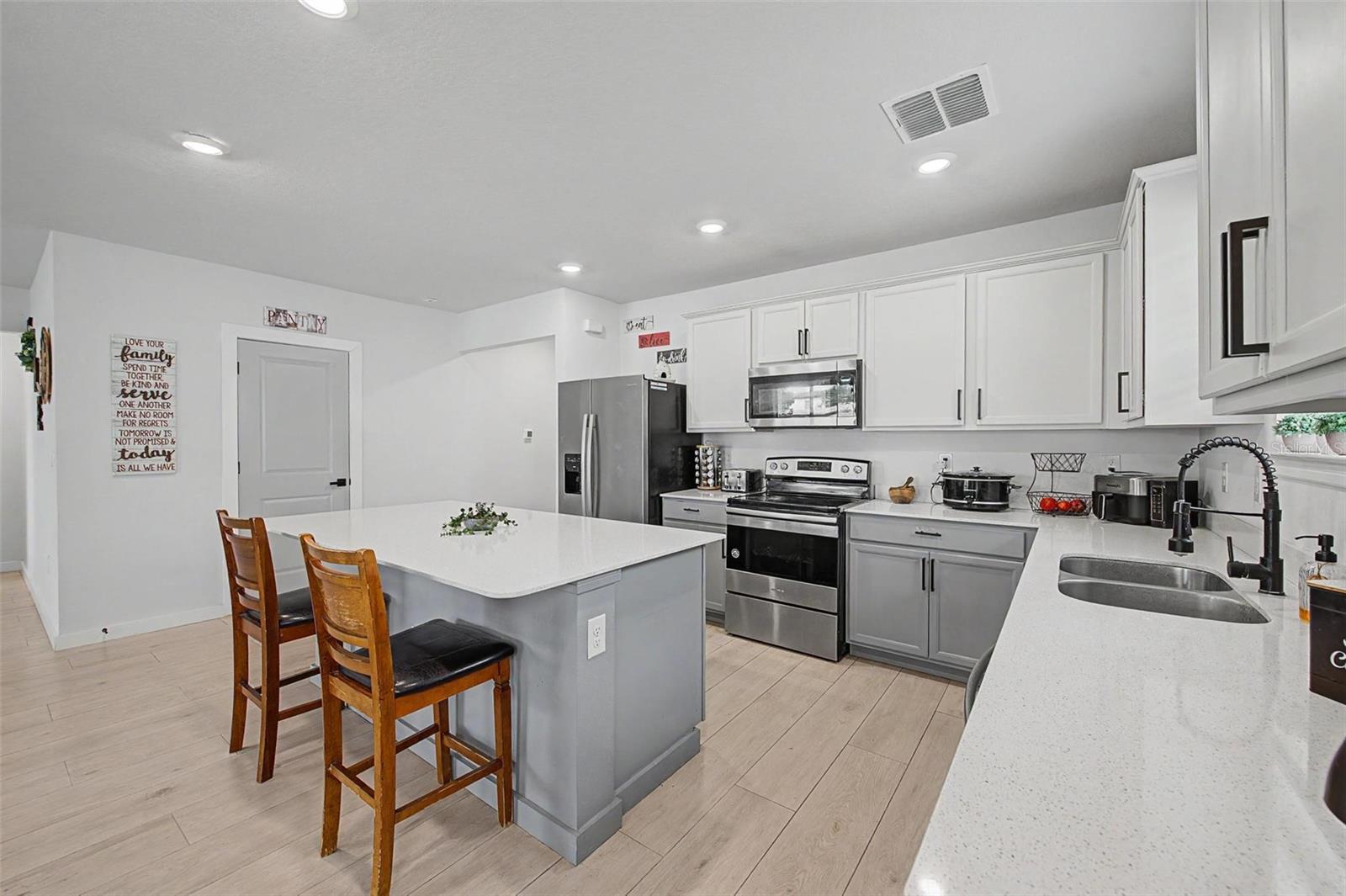 30154 MARQUETTE AVE — photo 9
