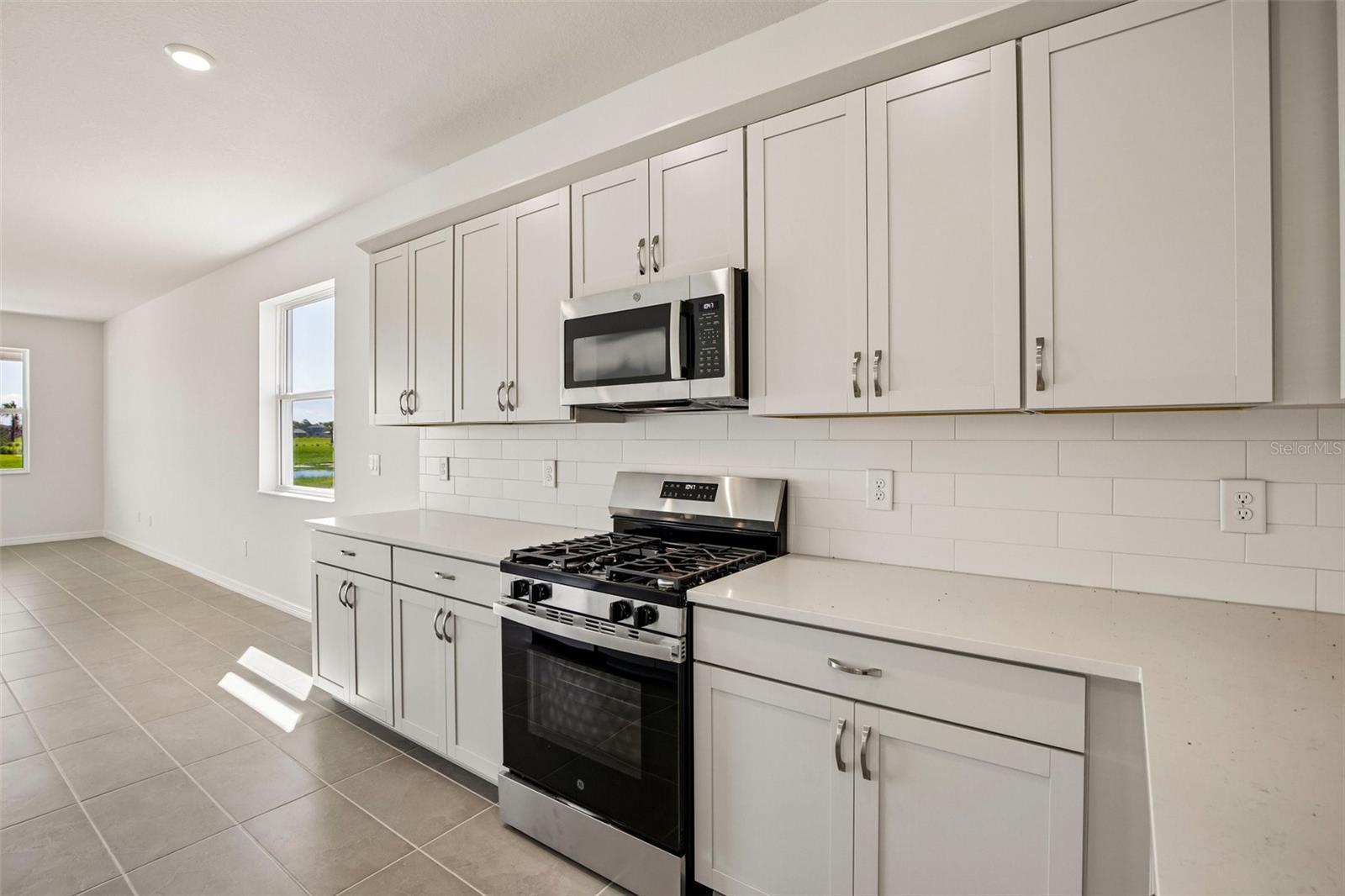 13740 BERTRAND AVE — photo 8