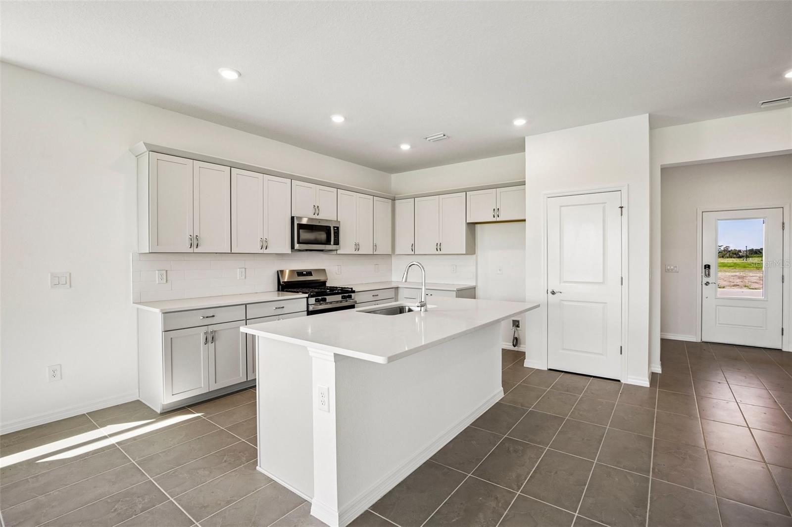 13740 BERTRAND AVE — photo 5