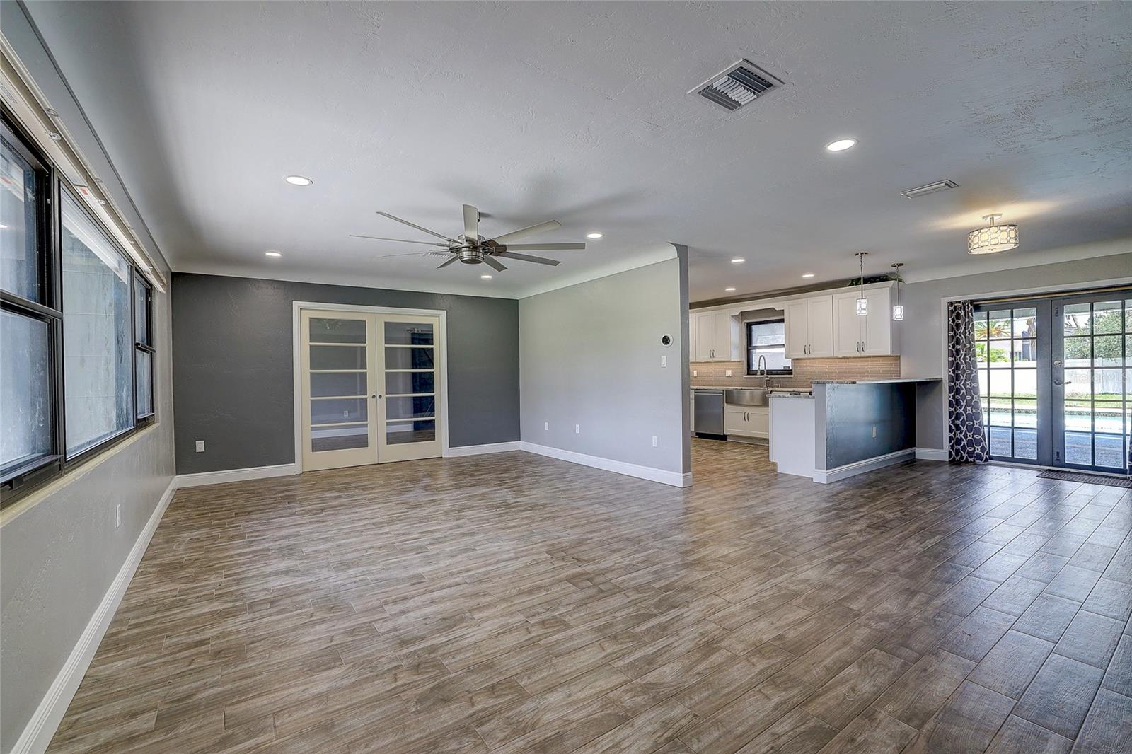 323 SUWANEE AVE — photo 21