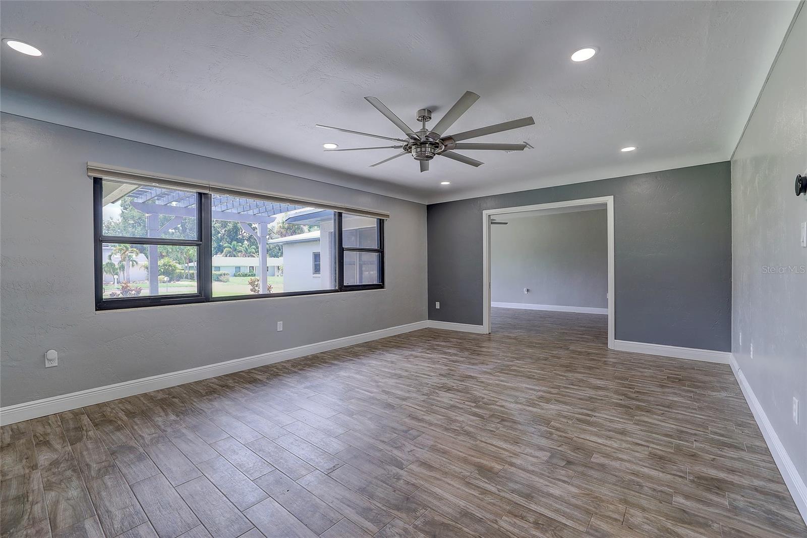 323 SUWANEE AVE — photo 9
