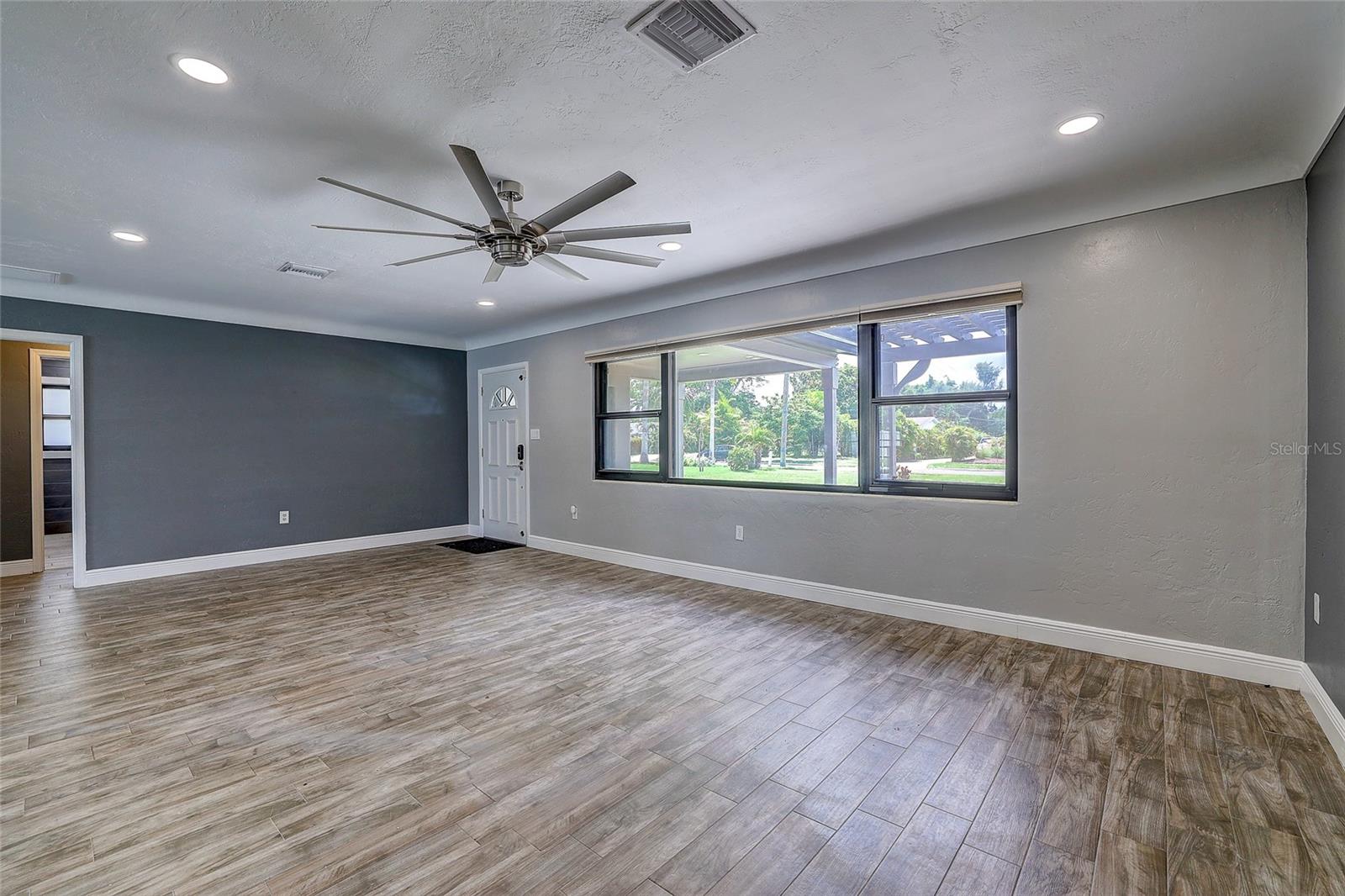 323 SUWANEE AVE — photo 10