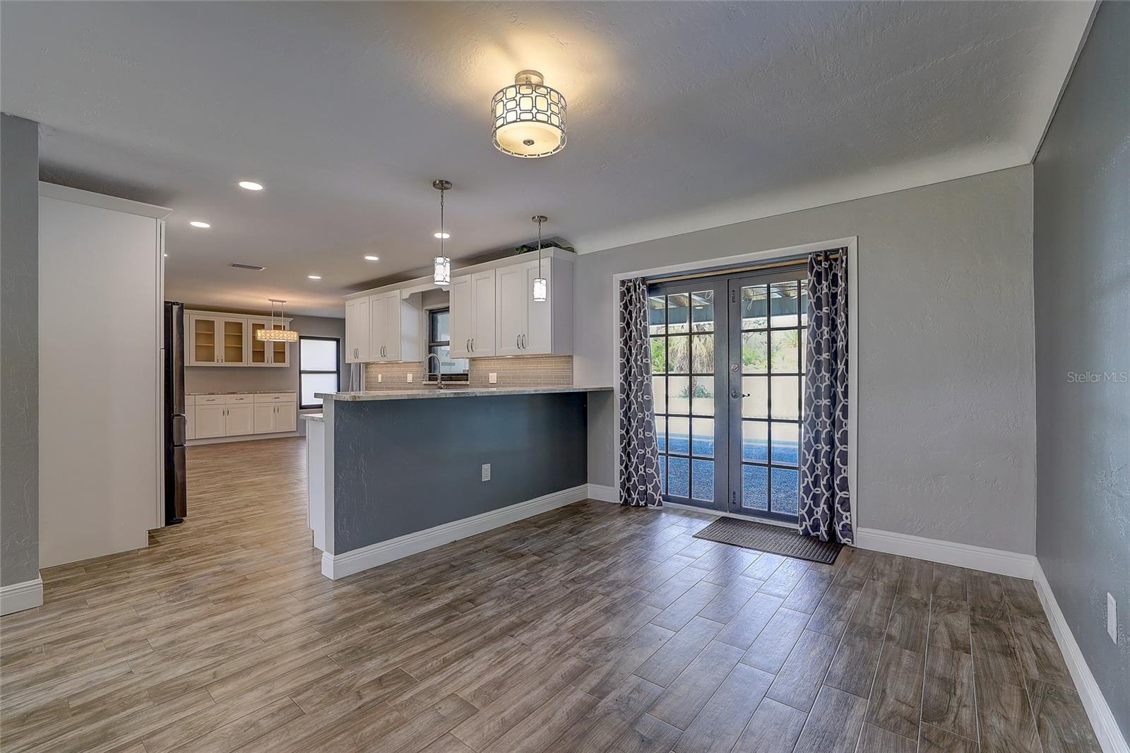 323 SUWANEE AVE — photo 12