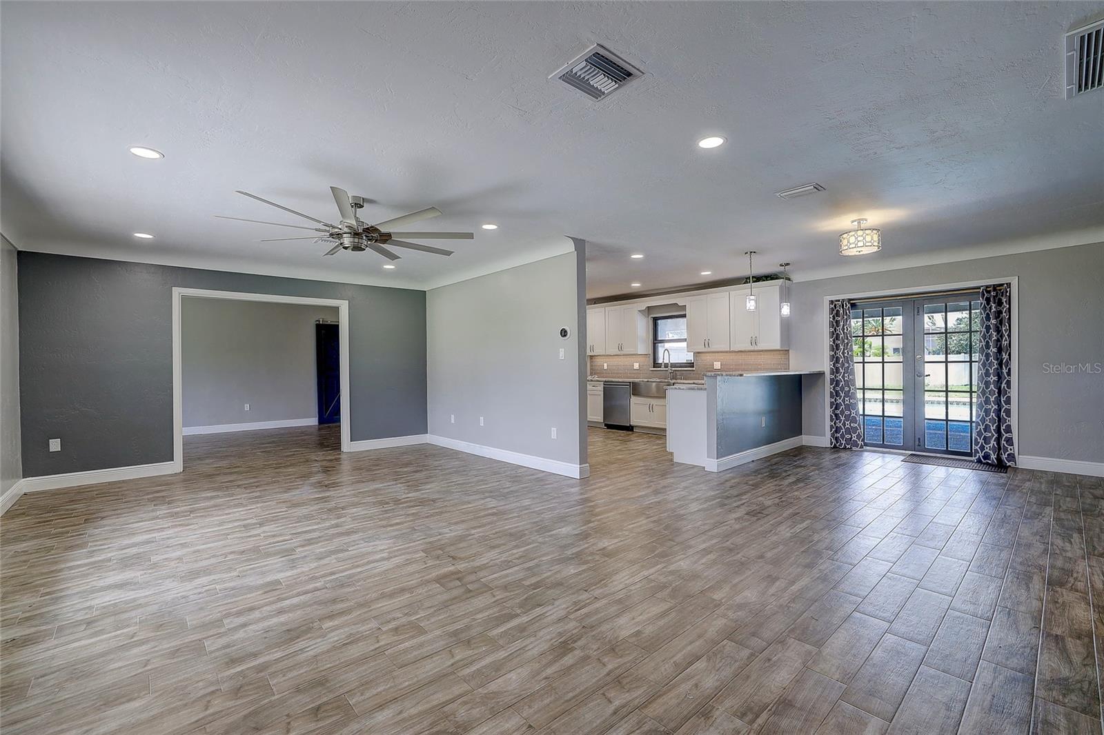 323 SUWANEE AVE — photo 4