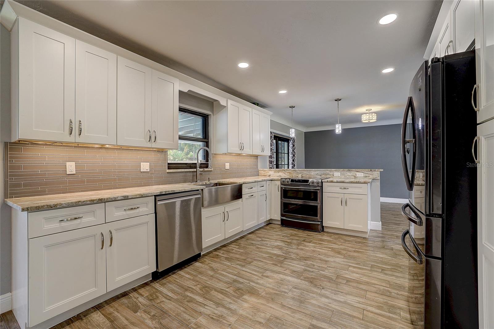 323 SUWANEE AVE — photo 15