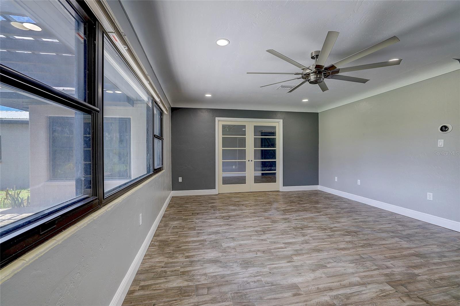 323 SUWANEE AVE — photo 7