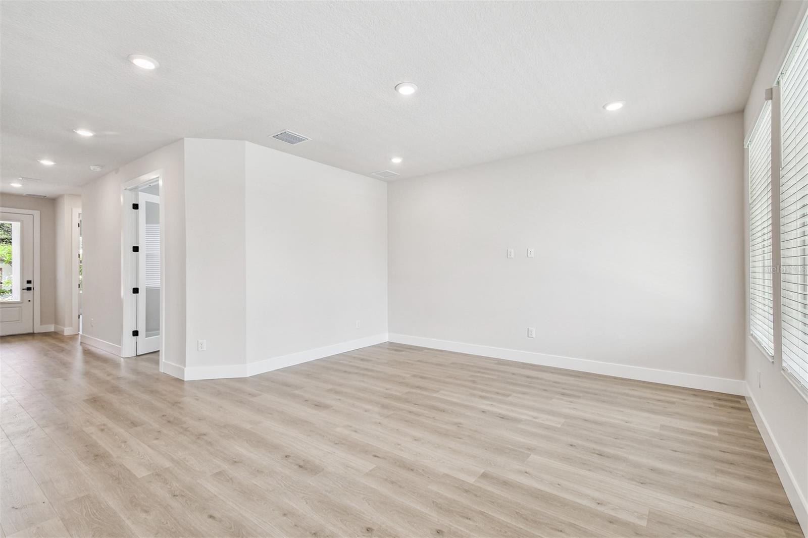 811 W ORIENT ST — photo 18