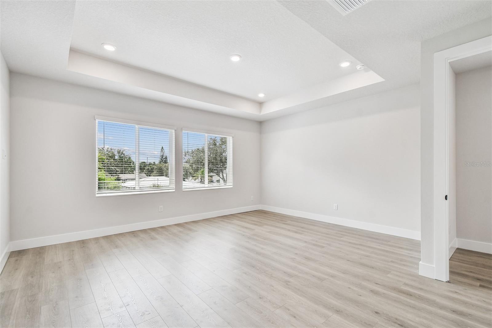 811 W ORIENT ST — photo 24