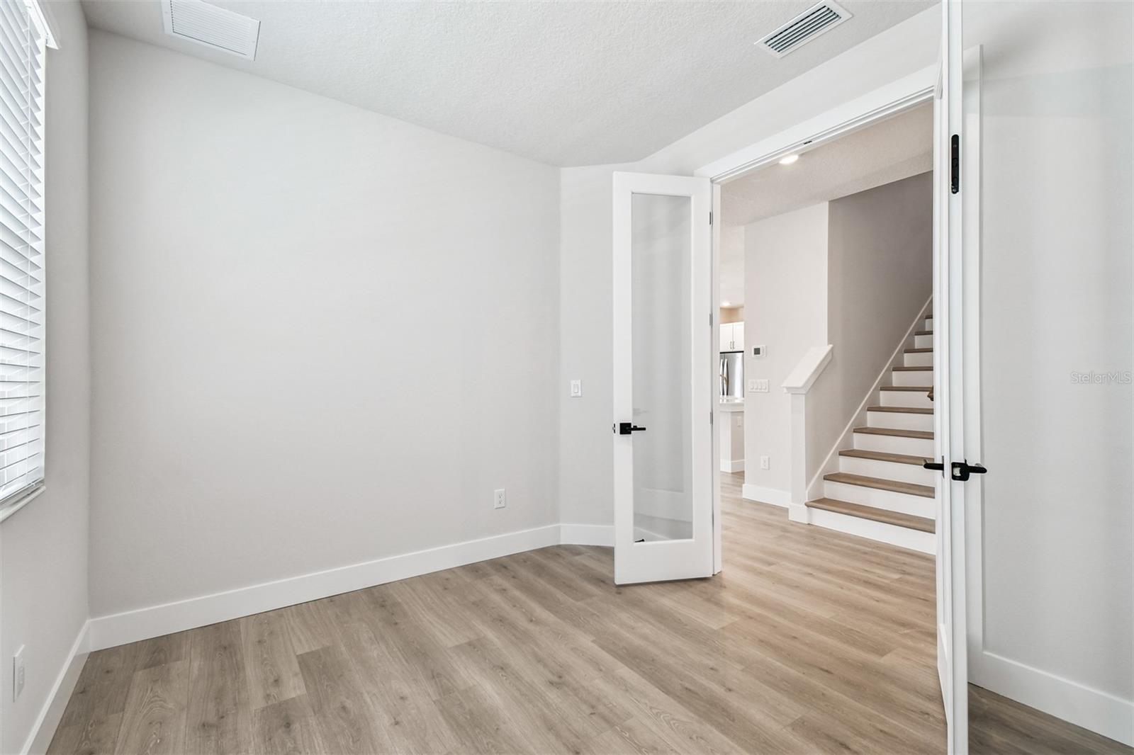 811 W ORIENT ST — photo 21
