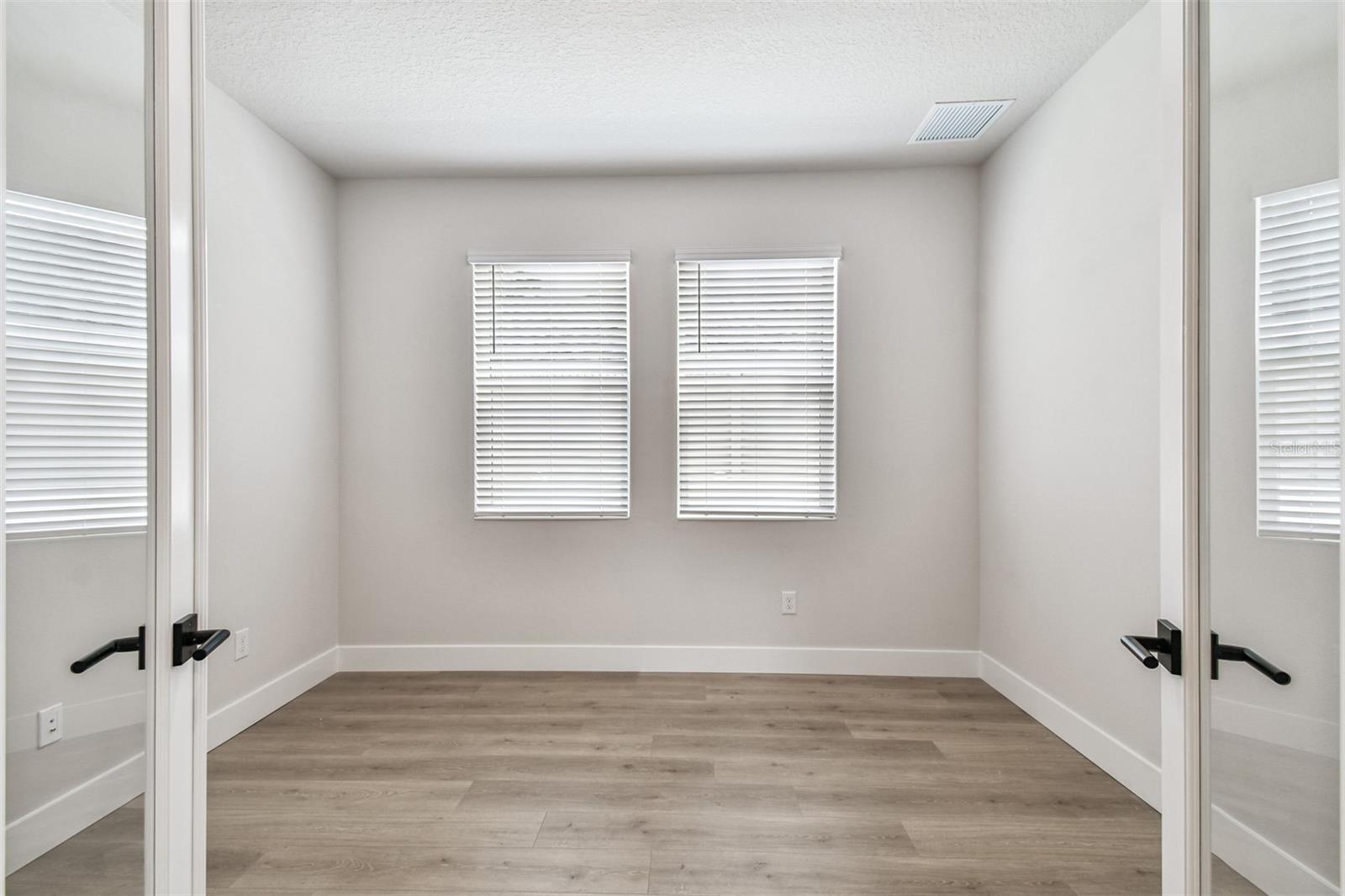811 W ORIENT ST — photo 20