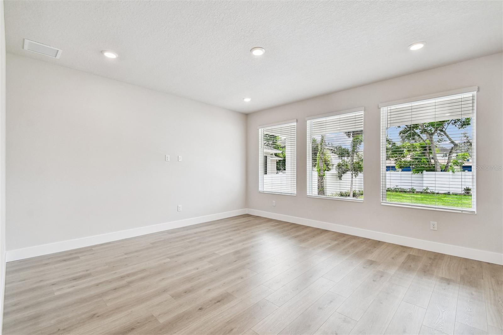 811 W ORIENT ST — photo 17