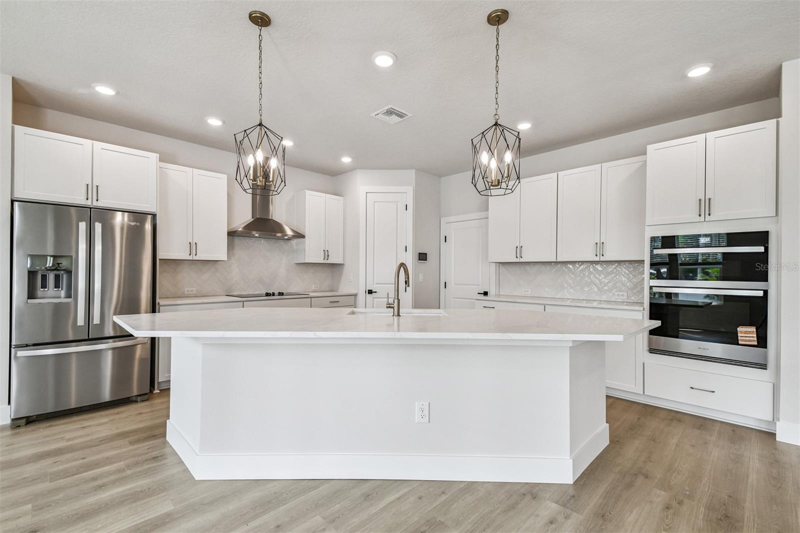 811 W ORIENT ST — photo 15
