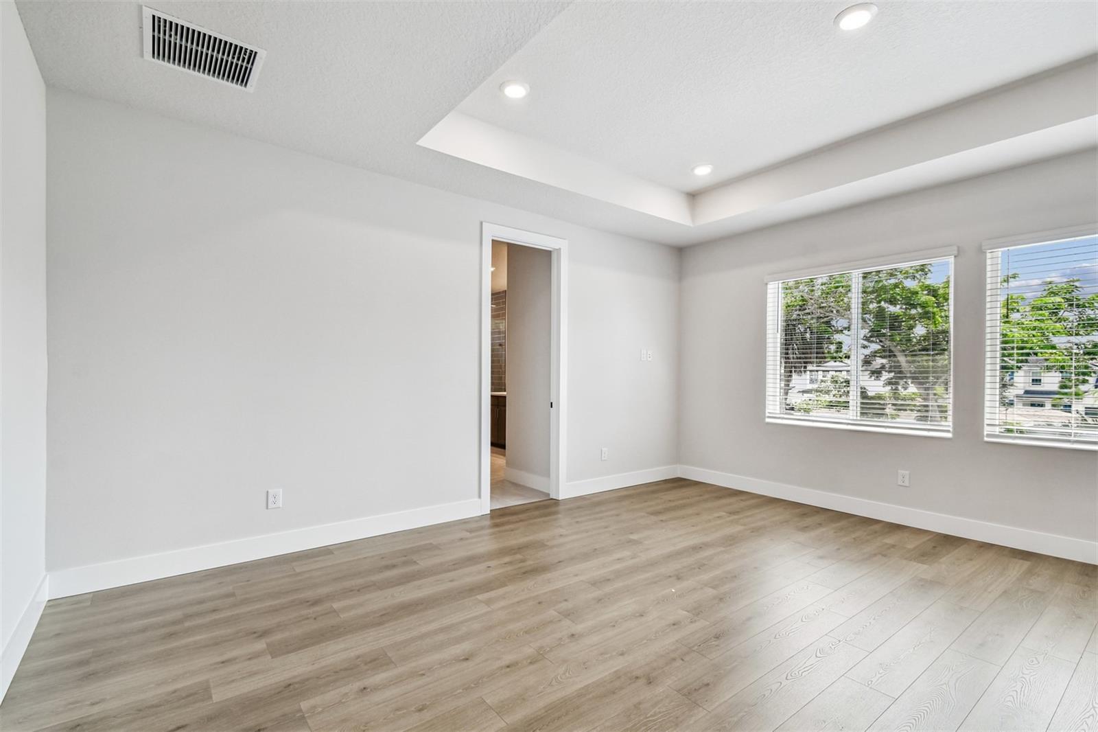 811 W ORIENT ST — photo 23