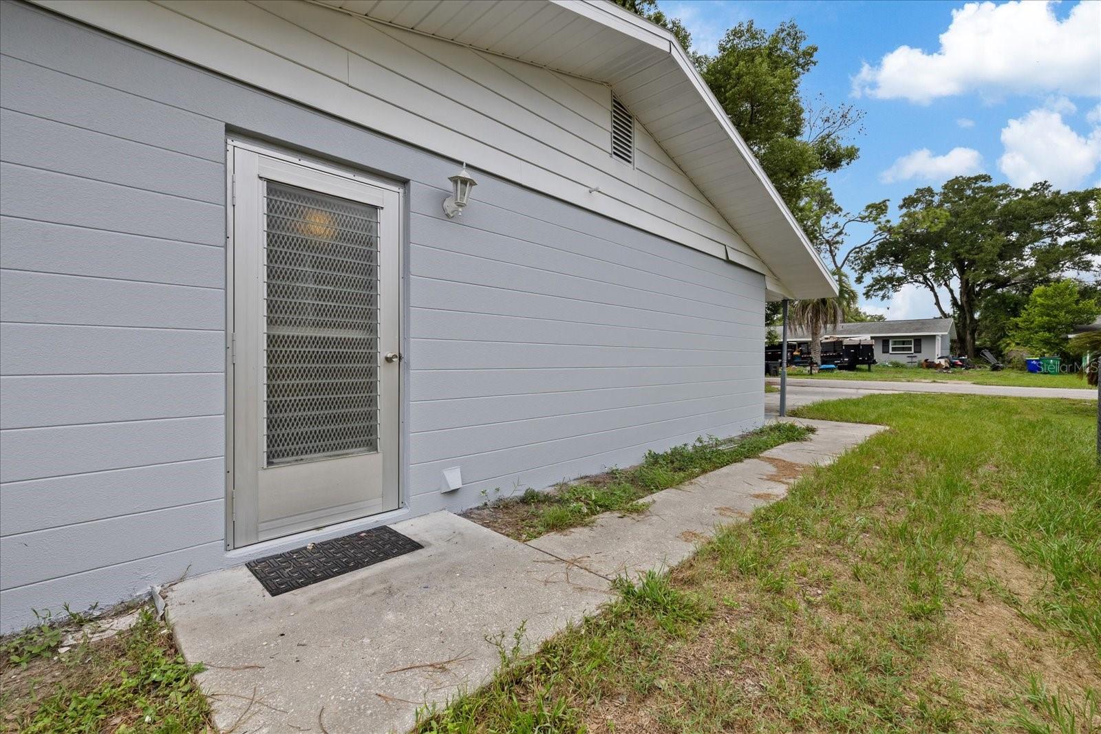5900 AVOCADO ST — photo 4