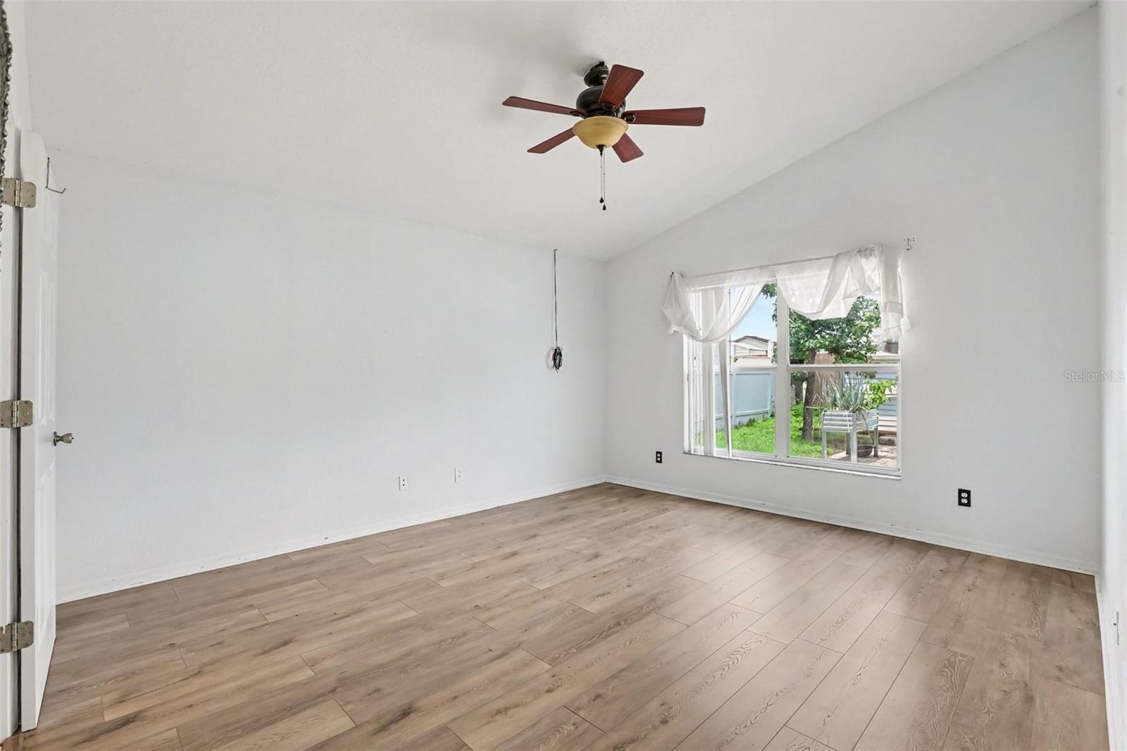 1102 VINETREE DR — photo 15