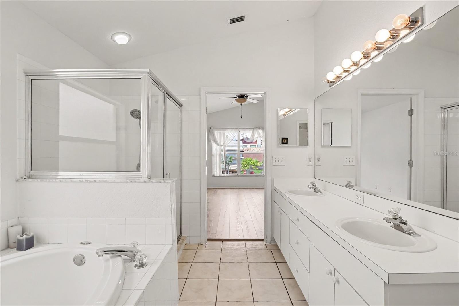 1102 VINETREE DR — photo 17