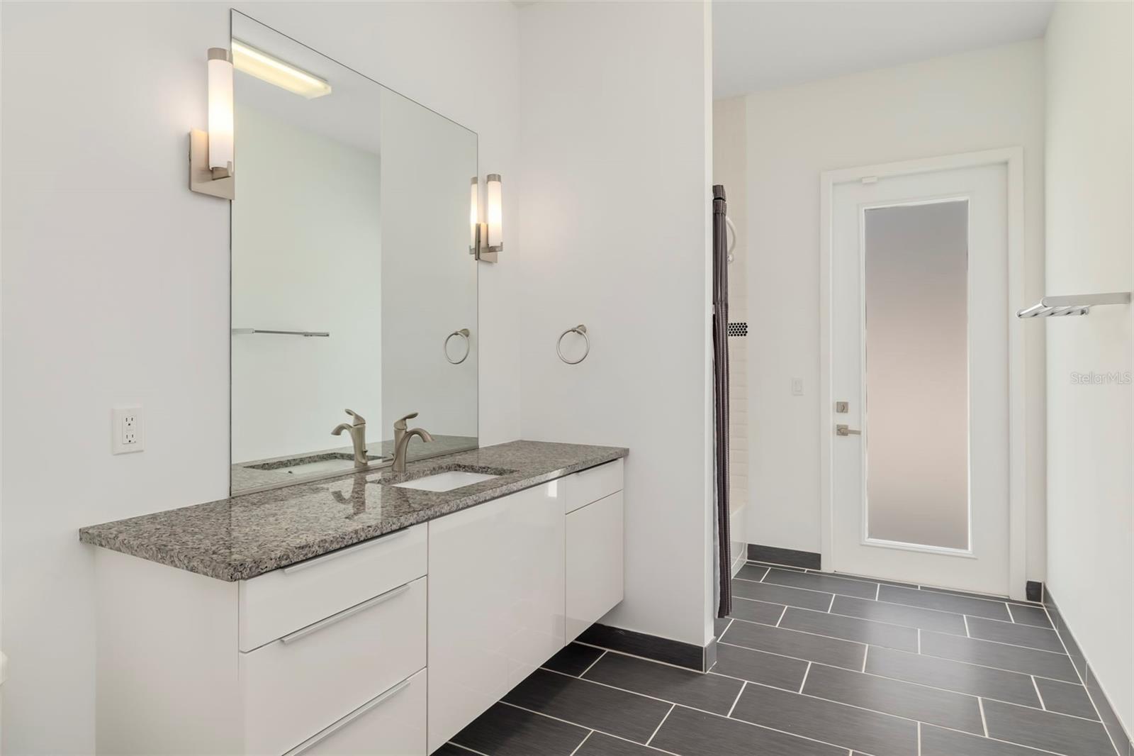 4524 RIVERWOOD AVE — photo 27