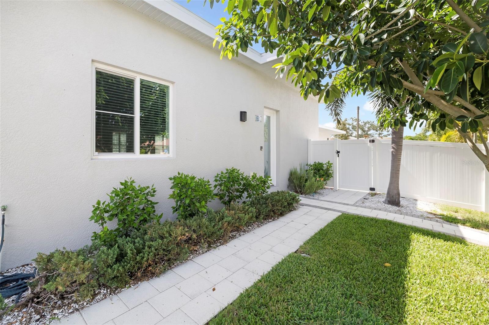 4524 RIVERWOOD AVE — photo 4