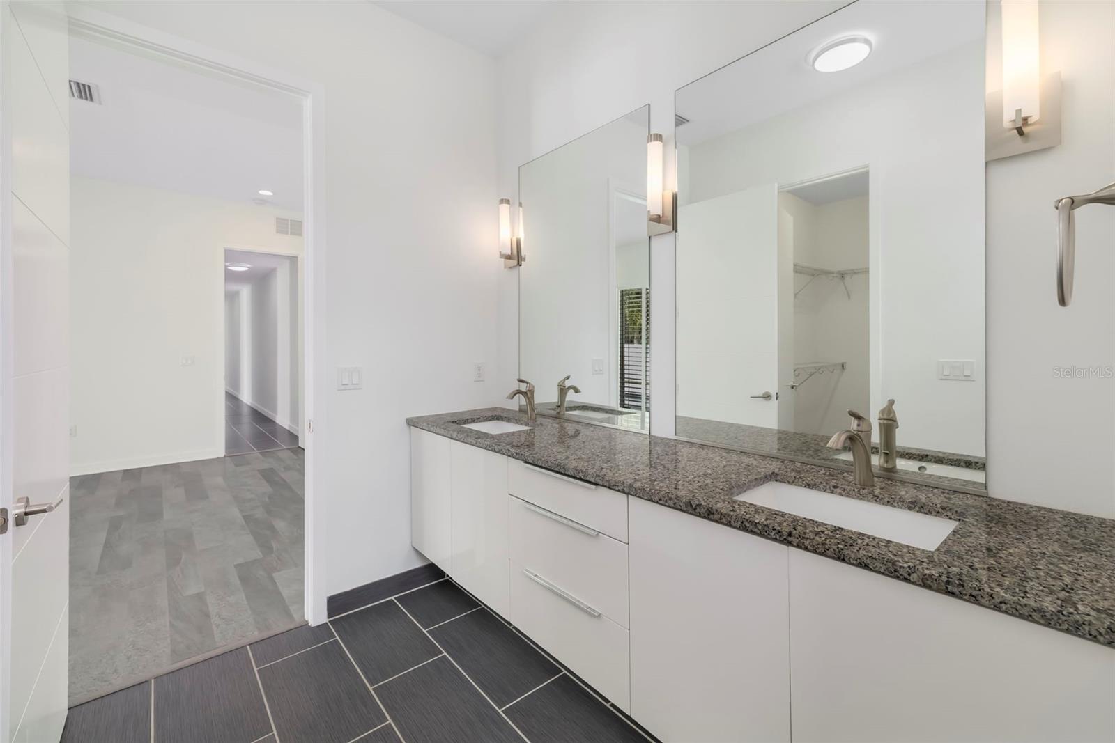 4524 RIVERWOOD AVE — photo 34