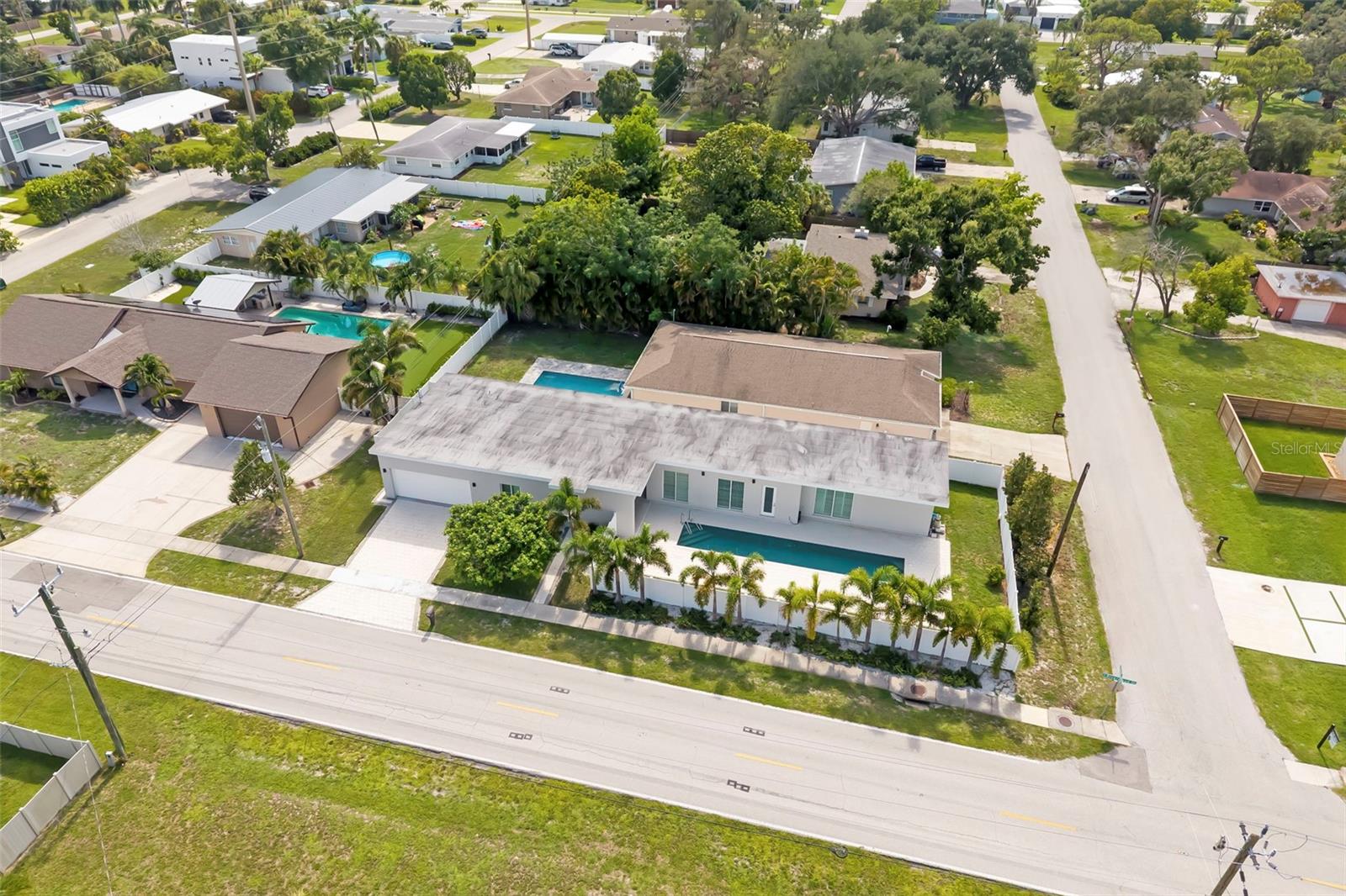 4524 RIVERWOOD AVE — photo 8